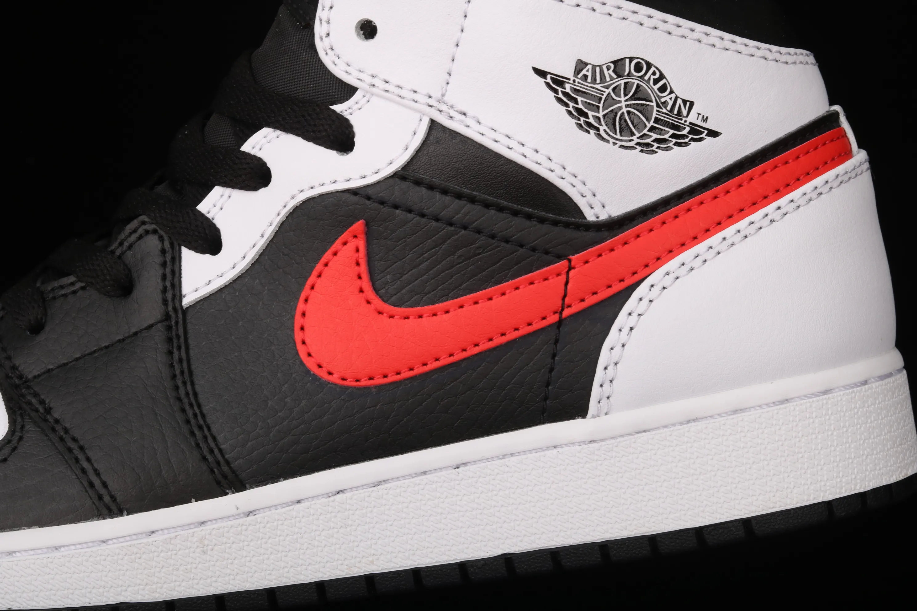 All categories Air Jordan Jordan series basketball shoes Air Jordan 1 Mid G version pure original Air Jordan 1 Mid AJ1 Joe 1 black and white red hook Zhongbang basketball shoes 554725-075